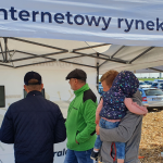 Dzień Kukurydzy w firmie Szmidt 2021. Odwiedzający stoisko