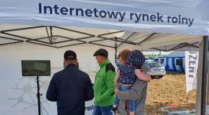 Dzień Kukurydzy w firmie Szmidt 2021. Odwiedzający stoisko