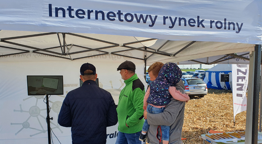 Dzień Kukurydzy w firmie Szmidt 2021. Odwiedzający stoisko